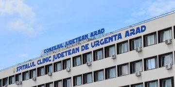 Un angajat de la Spitalul Județean Arad s-a aruncat în gol de la etajul 5 și a murit pe loc
