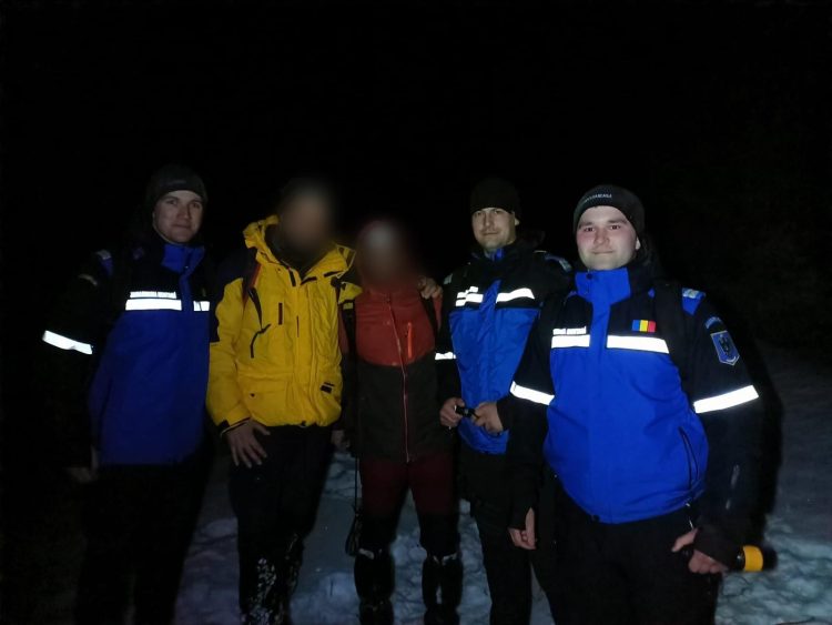 Turişti rătăciţi în Munţii Ţibleşului, recuperaţi de jandarmi – foto