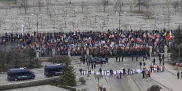 Haos în Bucureşti. Mașinile ambasadorilor SUA și Japoniei au fost vandalizate de protestatari. Cordonul de jandarmi spart