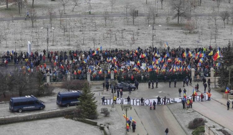 Haos în Bucureşti. Mașinile ambasadorilor SUA și Japoniei au fost vandalizate de protestatari. Cordonul de jandarmi spart