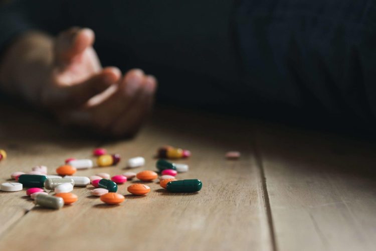 Un bărbat a încercat să se sinucidă cu alcool şi medicamente