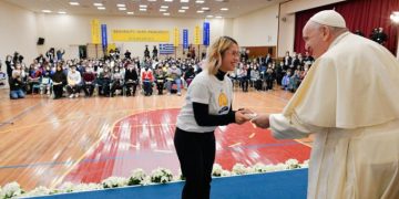 Îndemnul Papei Francisc: Nu fiți prizonierii telefonului mobil