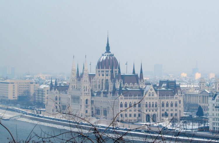 În Ungaria se poate: Parlamentul a decis supraimpozitarea hipermarketurilor străine și obligarea acestora să doneze alimentele care expiră în 48 de ore