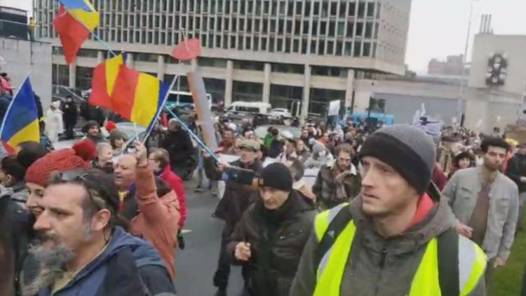 Proteste cu mii de români la Bruxelles față de măsurile anti-COVID