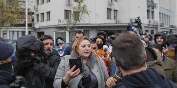 Diana Şoşoacă s-a ales cu plângere din partea jurnalistei Lucia Goracci. Femeia acuză că a fost sechestrată şi muşcată de mână de soţul senatoarei