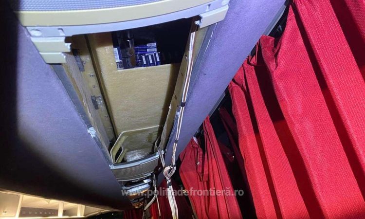 Unde se mai ascund ţigările de contrabandă? Peste 9.000 pachete găsite în instalația de climatizare a unui autocar