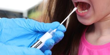 Testarea elevilor la COVID-19 nu a fost suspendată. S-ar putea face și în alte zile