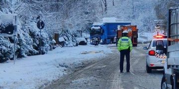 TIR derapat în Pasul Gutâi. Trafic blocat – foto