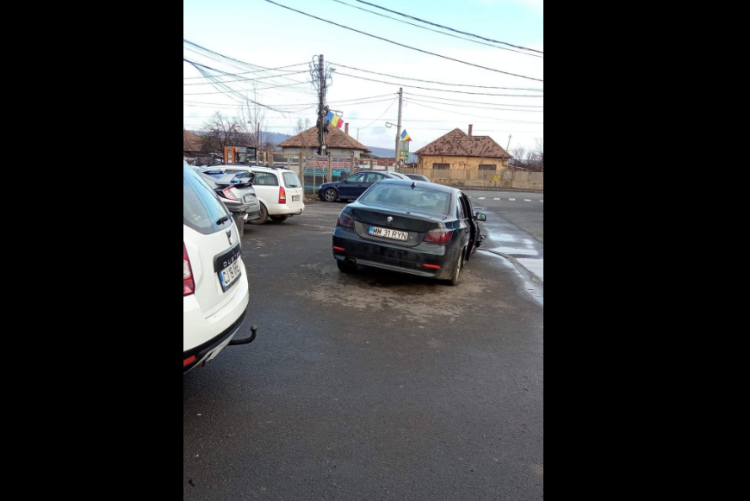 Spart și abandonat: un BMW din Maramureș este subiect de glume pe rețelele de socializare