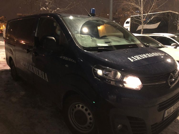 Scandal pe Luminişului. Tânăr lovit în cap cu o ţeavă metalică. Au intervenit jandarmii