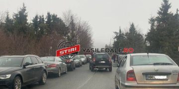 Trafic blocat în Cavnic. Turiștii au luat cu năvală pârtiile de schi