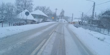 Se circulă greoi în județ. Mai multe TIR-uri sunt blocate în Pasul Mesteacăn