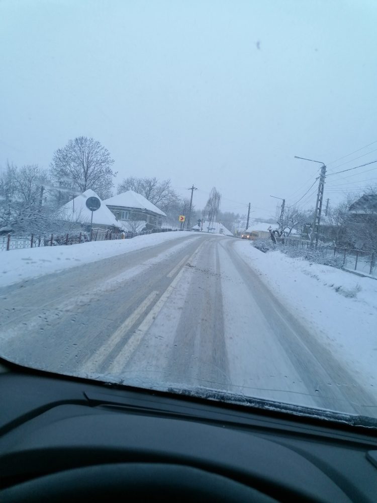 Se circulă greoi în județ. Mai multe TIR-uri sunt blocate în Pasul Mesteacăn