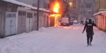 Noapte de foc în Baia Mare: Două autoturisme s-au aprins
