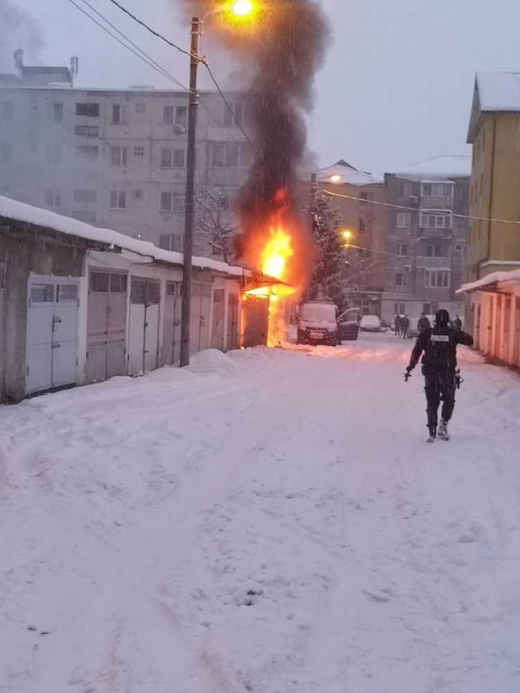 Noapte de foc în Baia Mare: Două autoturisme s-au aprins