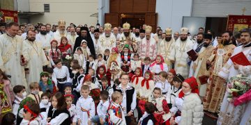 Credincioșii în straie maramureșene „au invadat” Parisul!