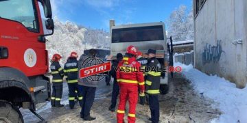 Autocar în flăcări în Cavnic. Transporta 40 de persoane, din care 25 de copii