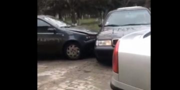 Șofer de România: Un tânăr intră intenţionat cu maşina într-un alt şofer, care îşi face apoi dreptate cu parul