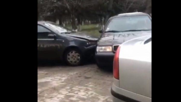 Șofer de România: Un tânăr intră intenţionat cu maşina într-un alt şofer, care îşi face apoi dreptate cu parul