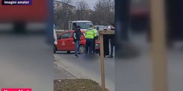 O fată de 13 ani a murit după ce a fost lovită de o mașină de poliție