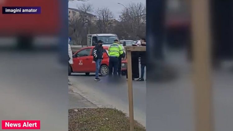 O fată de 13 ani a murit după ce a fost lovită de o mașină de poliție