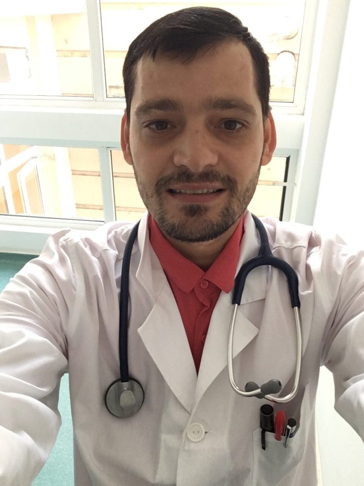 Valentin Perduș, abandonat lângă o cale ferată de mama lui, crescut la orfelinat, astăzi medic