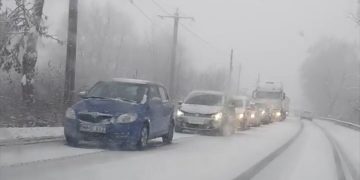 Un autobuz a ajuns în șanț. DN 1C BLOCAT în Recea. VIDEO