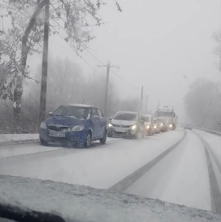 Un autobuz a ajuns în șanț. DN 1C BLOCAT în Recea. VIDEO