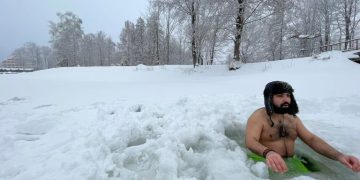 Daniel, un maramureșean adevărat. A făcut baie în Mogoșa, la -7 grade Celsius. FOTO