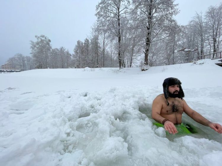 Daniel, un maramureșean adevărat. A făcut baie în Mogoșa, la -7 grade Celsius. FOTO
