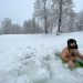 Daniel, un maramureșean adevărat. A făcut baie în Mogoșa, la -7 grade Celsius. FOTO