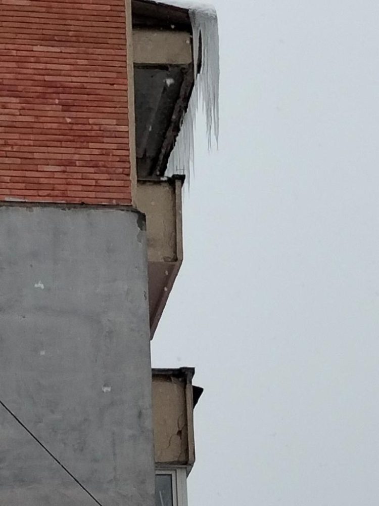 Țurțurii, un pericol pentru băimăreni