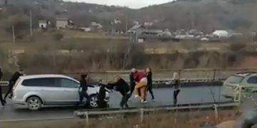 Bătaie în trafic pe Valea Prahovei. S-au împărțit pumni și picioare