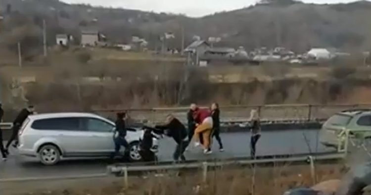 Bătaie în trafic pe Valea Prahovei. S-au împărțit pumni și picioare