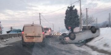 Maşină răsturnată pe plafon pe dealul Dura – foto