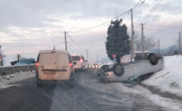 Maşină răsturnată pe plafon pe dealul Dura – foto