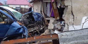 O maşină s-a izbit violent de o casă din Bârsana. Şoferul şi proprietarii aflaţi în casă au scăpat teferi – FOTO