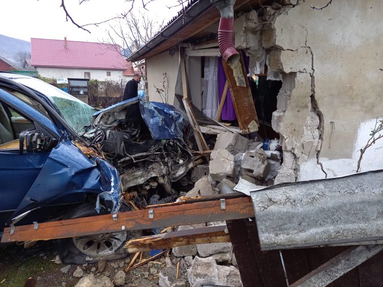 O maşină s-a izbit violent de o casă din Bârsana. Şoferul şi proprietarii aflaţi în casă au scăpat teferi – FOTO