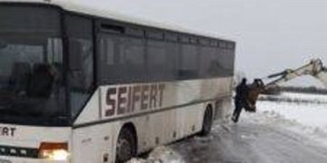 Autobuz cu 25 de persoane a ajuns în şanţ între Lăpuşel şi Arieşu de Câmp – foto