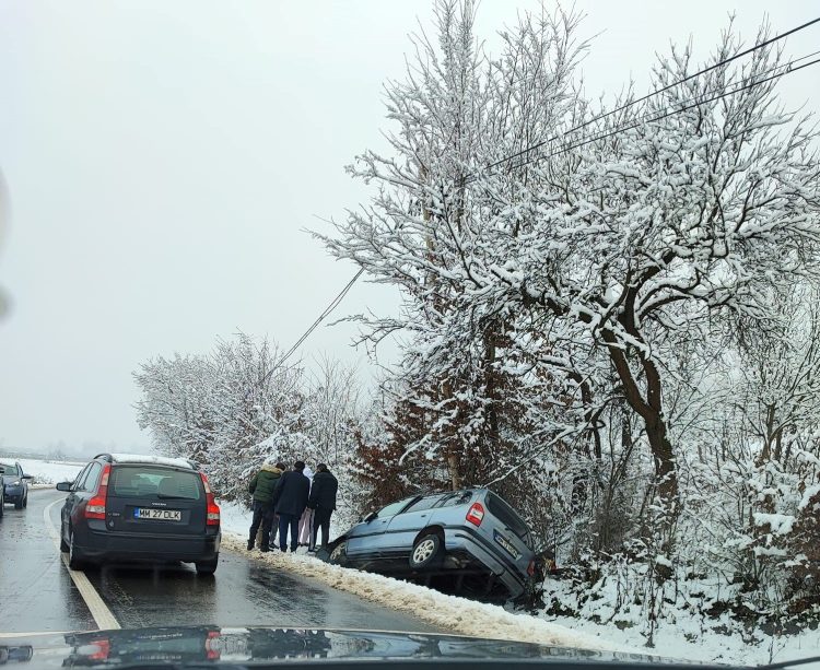 Accident în Ardusat. Un autoturism a intrat în șanț