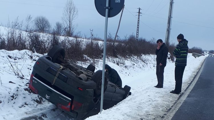 Accident în Ariniș! Iarna revine în forță în Maramureș