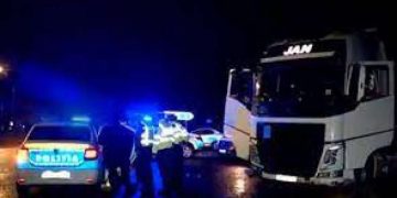 13 ani de închisoare pentru băimăreanul care a intrat intenționat cu un camion într-o mașină de poliție