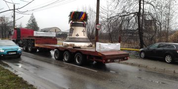 Clopot de 10 tone, turnat în Baia Mare, transportat pe bulevardele municipiului