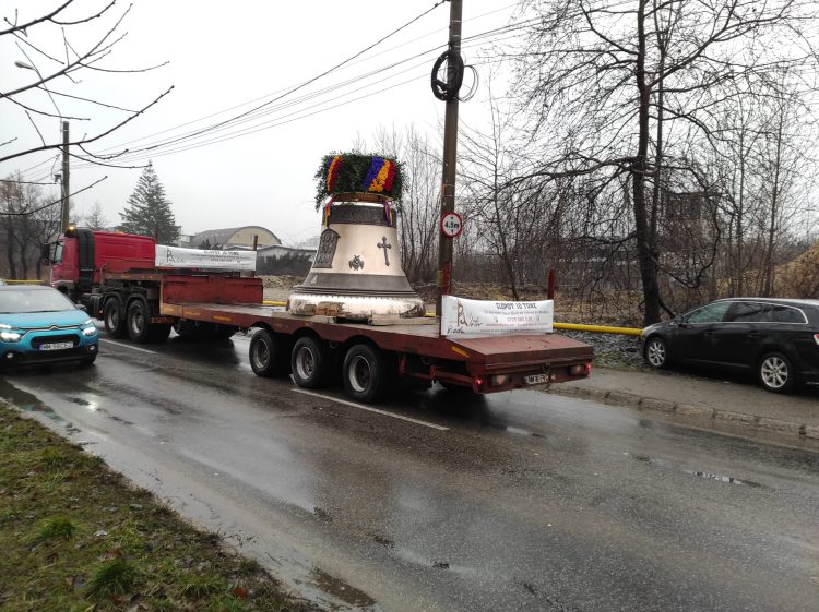 Clopot de 10 tone, turnat în Baia Mare, transportat pe bulevardele municipiului