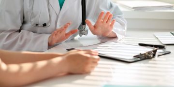 Medic către fiica unui bolnav: „Ce vrei tu, nesimțito ordinară!?”