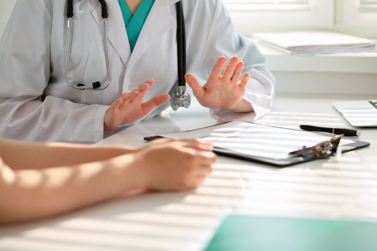 Medic către fiica unui bolnav: „Ce vrei tu, nesimțito ordinară!?”