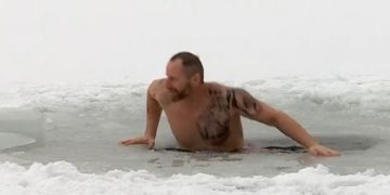 Un maratonist băimărean a făcut baie la copcă, la -7 grade Celsius, la Mogoşa