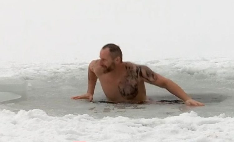 Un maratonist băimărean a făcut baie la copcă, la -7 grade Celsius, la Mogoşa