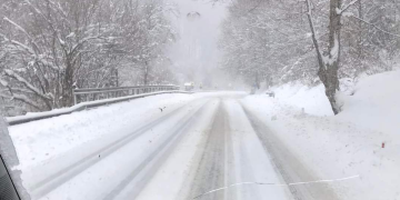 Atenţie, şoferi! Se circulă cu dificultate pe Gutin!