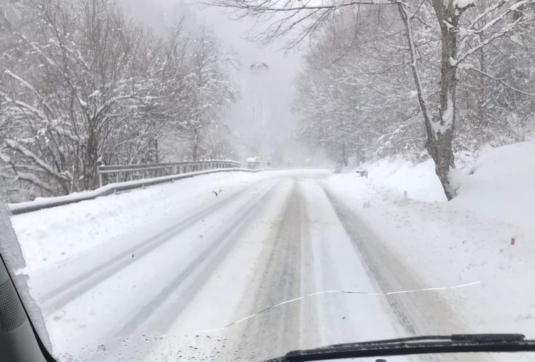 Atenţie, şoferi! Se circulă cu dificultate pe Gutin!